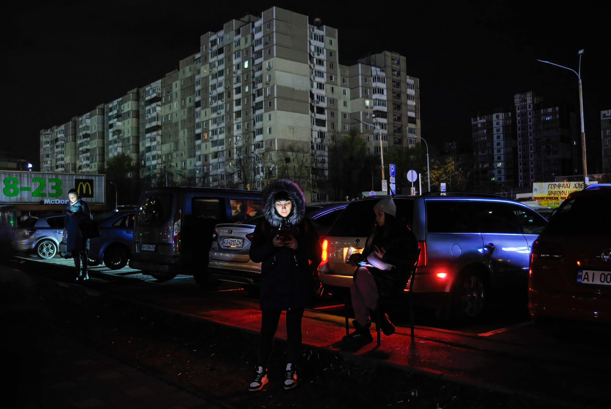 2022年11月11日，俄軍大規模攻擊烏克蘭能源設施，造成全國多地電網受損，並實施緊急與分時停電措施。一名女子在基輔（Kyiv）以手機照亮漆黑的公車站。（攝影／Sergei Chuzavkov／SOPA Images／LightRocket via Getty Images）