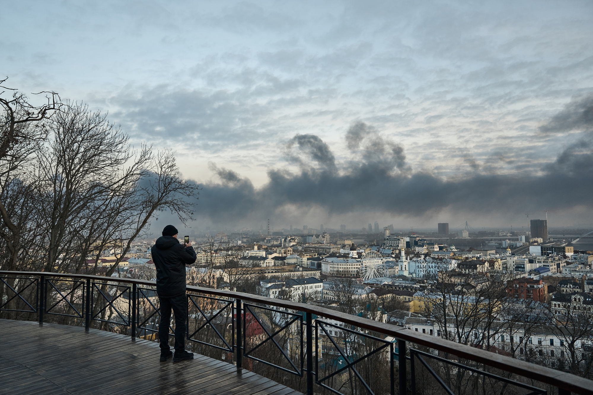 2023年12月29日，俄軍發動飛彈攻擊基輔，市中心瀰漫濃煙。當日俄羅斯空襲多座城市，造成平民傷亡與建物毀損。（攝影／Kostiantyn Liberov／Libkos／Getty Images）