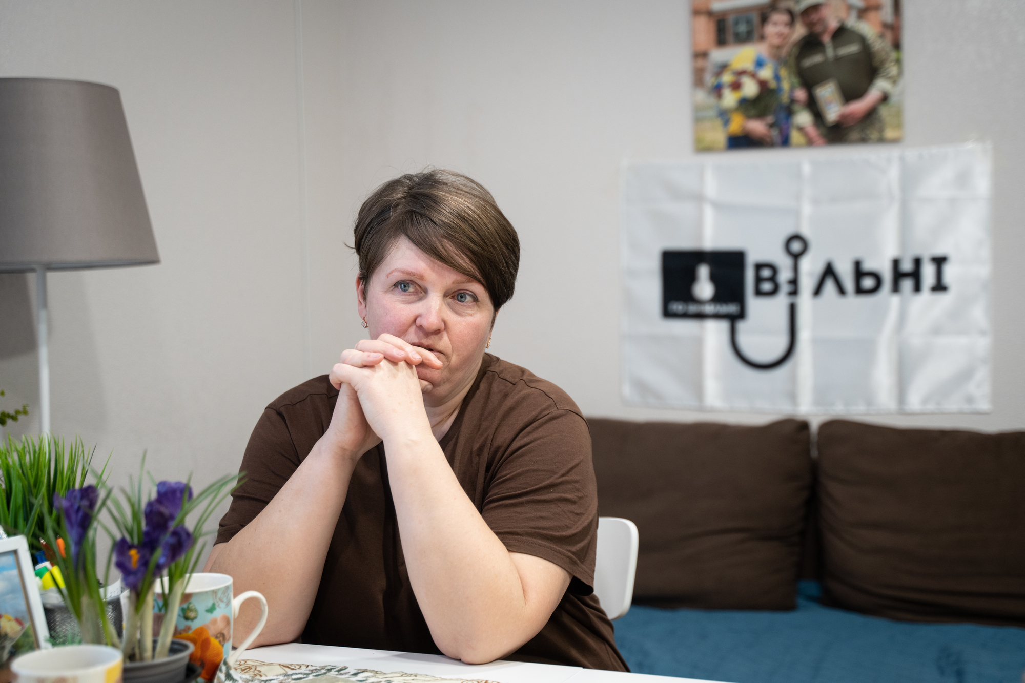 烏克蘭基輔近郊，在國際慈善團體捐贈的臨時安置屋，雅谷波娜（Olena Yagupova）的客廳桌上，是藥物、醫囑與法庭訴訟的文件。（攝影／Oleksandr Popenko）