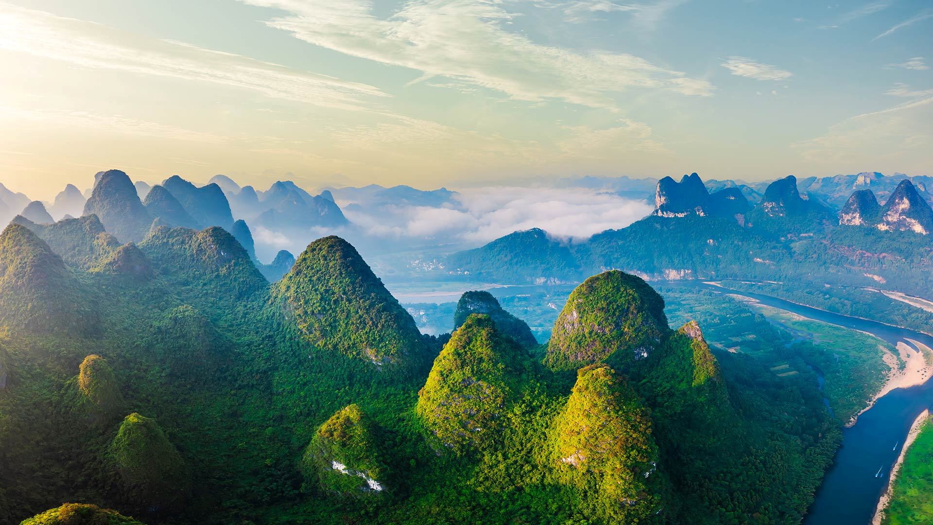 日出时分，中国桂林喀斯特山脉鸟瞰图