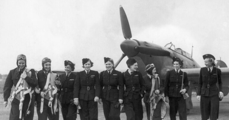 Twenty-five American women were part of a little-known corps that ferried planes for England during World War II. They had crossed the perilous wartime Atlantic in 1942 because the United States military, in all its wisdom, refused to accept women pilots, no matter how courageous and skilled. 二战期间，25名美国女性组成了一支鲜为人知的队伍，为英国运送飞机。1942年，她们穿越了危机四伏的战时大西洋，因为美国军方，凭着它所有的“智慧”，拒绝接受女性飞行员，无论她们多么勇敢和熟练。