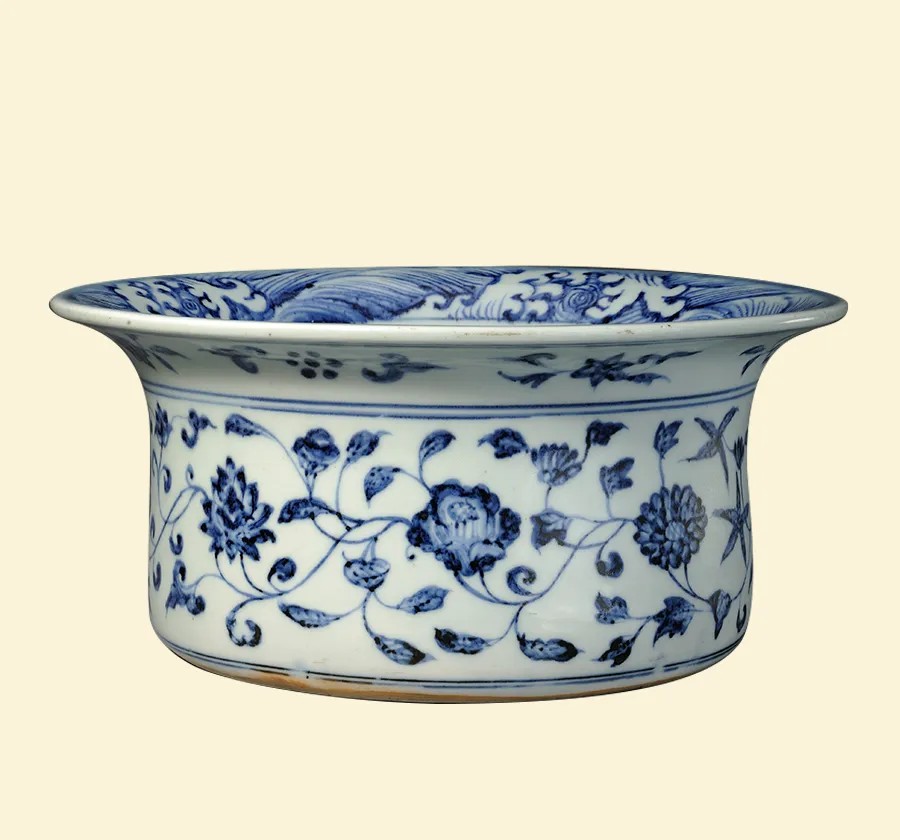 青花缠枝花纹折沿盆 中国江西景德镇御窑 明 永乐（1403–1424年）瓷 ©故宫博物院