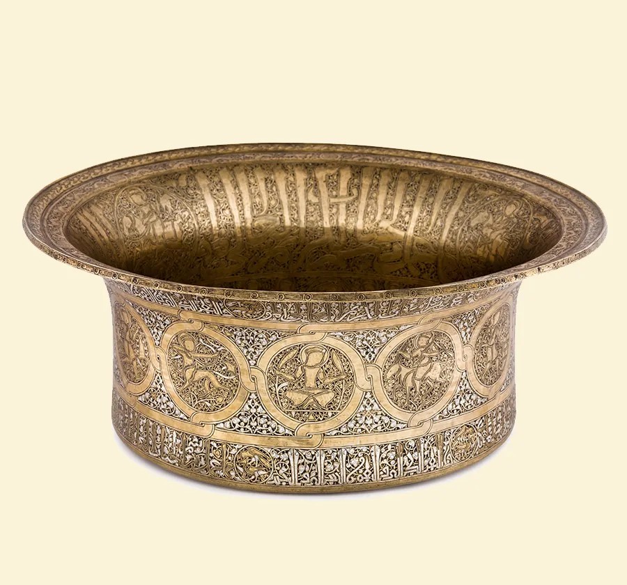 嵌银金黄铜盆 叙利亚阿尤布或马穆鲁克王朝 十三世纪中期 铜合金、银、金 ©多哈伊斯兰艺术博物馆