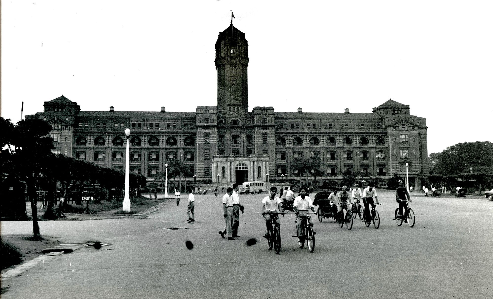 1950年代的國民黨政府，為穩固政權、加強「祖國教育」，強行向台灣灌輸「國語」口說和文字。圖為1958年的總統府及府前廣場，該處曾是日治時期的總督府，後成為國民黨的政權象徵。（攝影／Ben Martin／Getty Images）