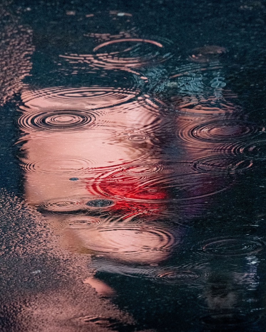 雨中倒影
