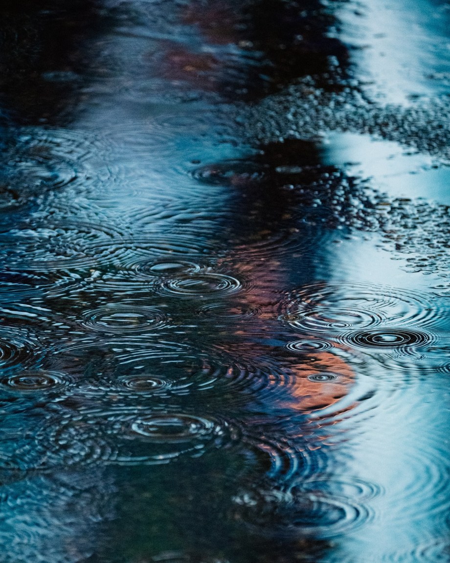 雨中倒影