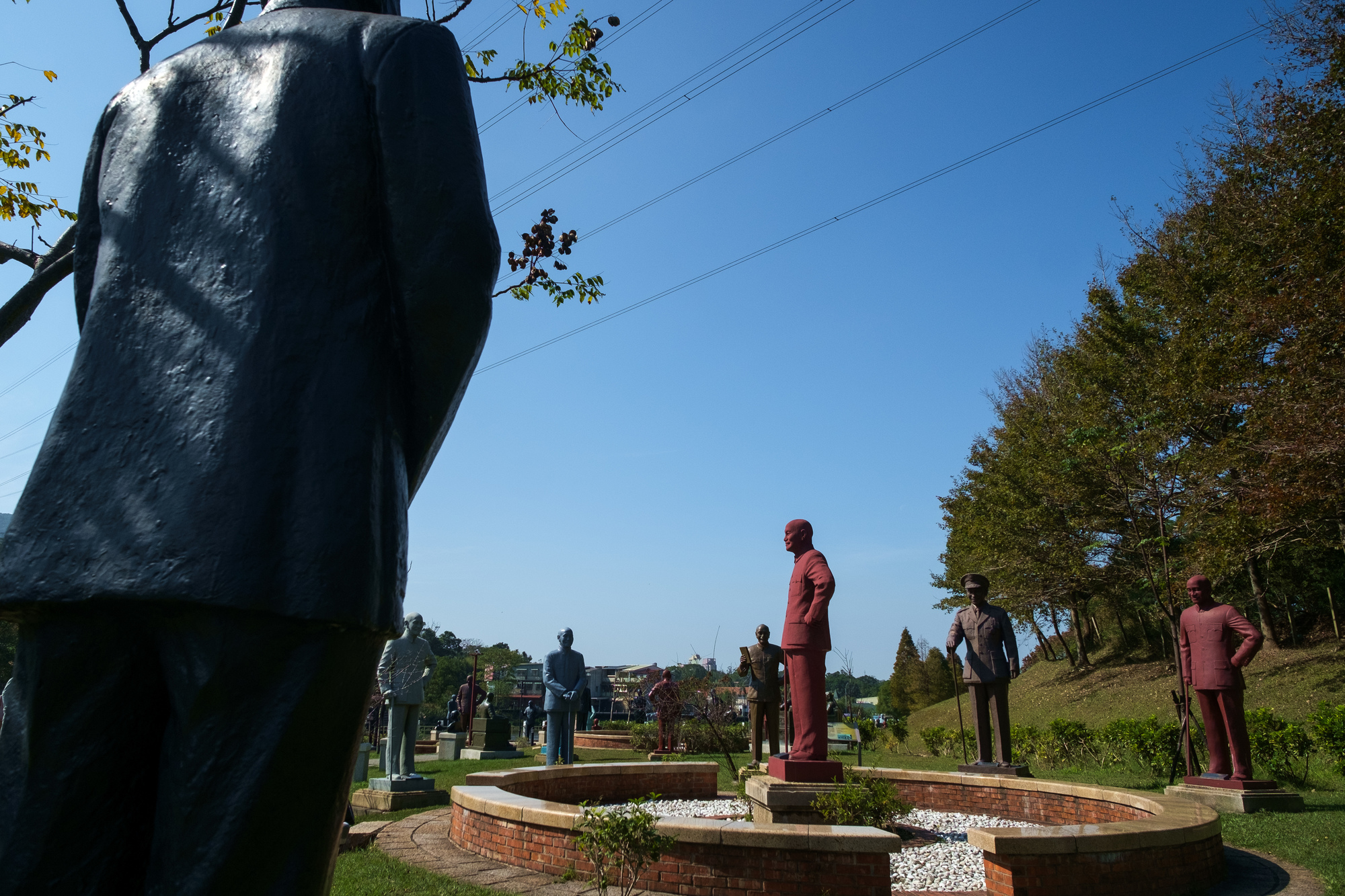 桃園大溪慈湖紀念雕塑公園中，矗立許多民主化後從台灣各地移去的蔣介石銅像。（攝影／黃世澤）