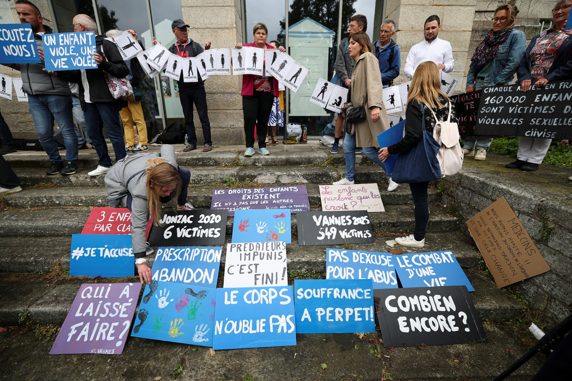 2025年5月28日,74歲的外科醫師喬艾・拉史考奈克(Joël Le Scouarnec)性侵案宣判當天,由受害者、婦女團體、非政府組織和工會組成的人群聚集在法國布列塔尼的瓦訥地方法院(Vannes Courthouse)前關注宣判結果。(攝影/Stephane Mahe/REUTERS/達志影像)