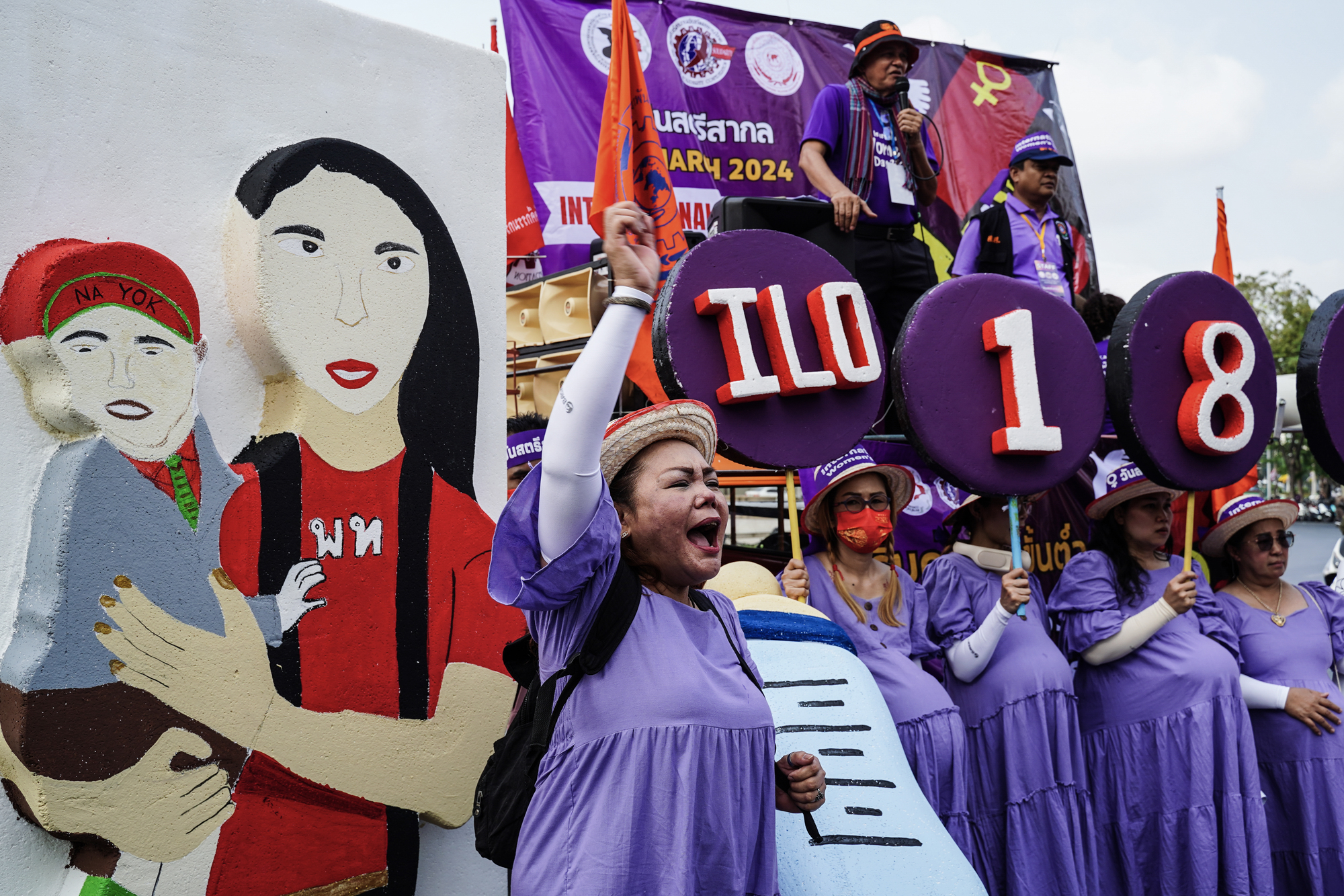 2024年3月8日，在泰國曼谷的街頭，女性工人們裝扮成孕婦參加國際婦女節的倡議行動。（攝影／Anusak Laowilas／NurPhoto via Getty Images）