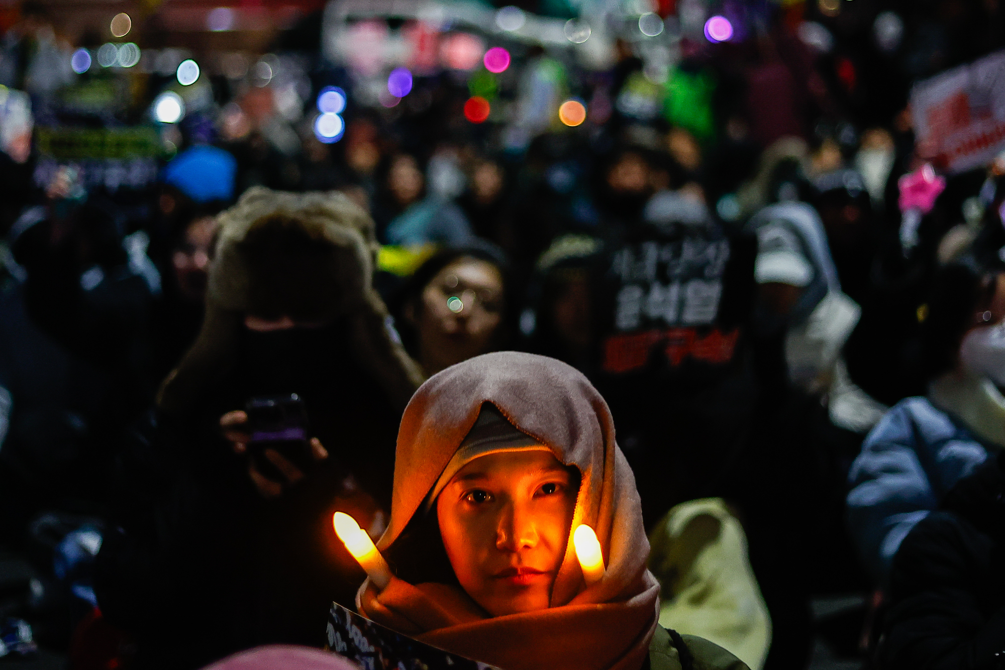 2025年1月3日，韓國首爾民眾參加針對遭彈劾總統尹錫悅的抗議活動。（攝影／Daniel Ceng／Anadolu via Getty Images）