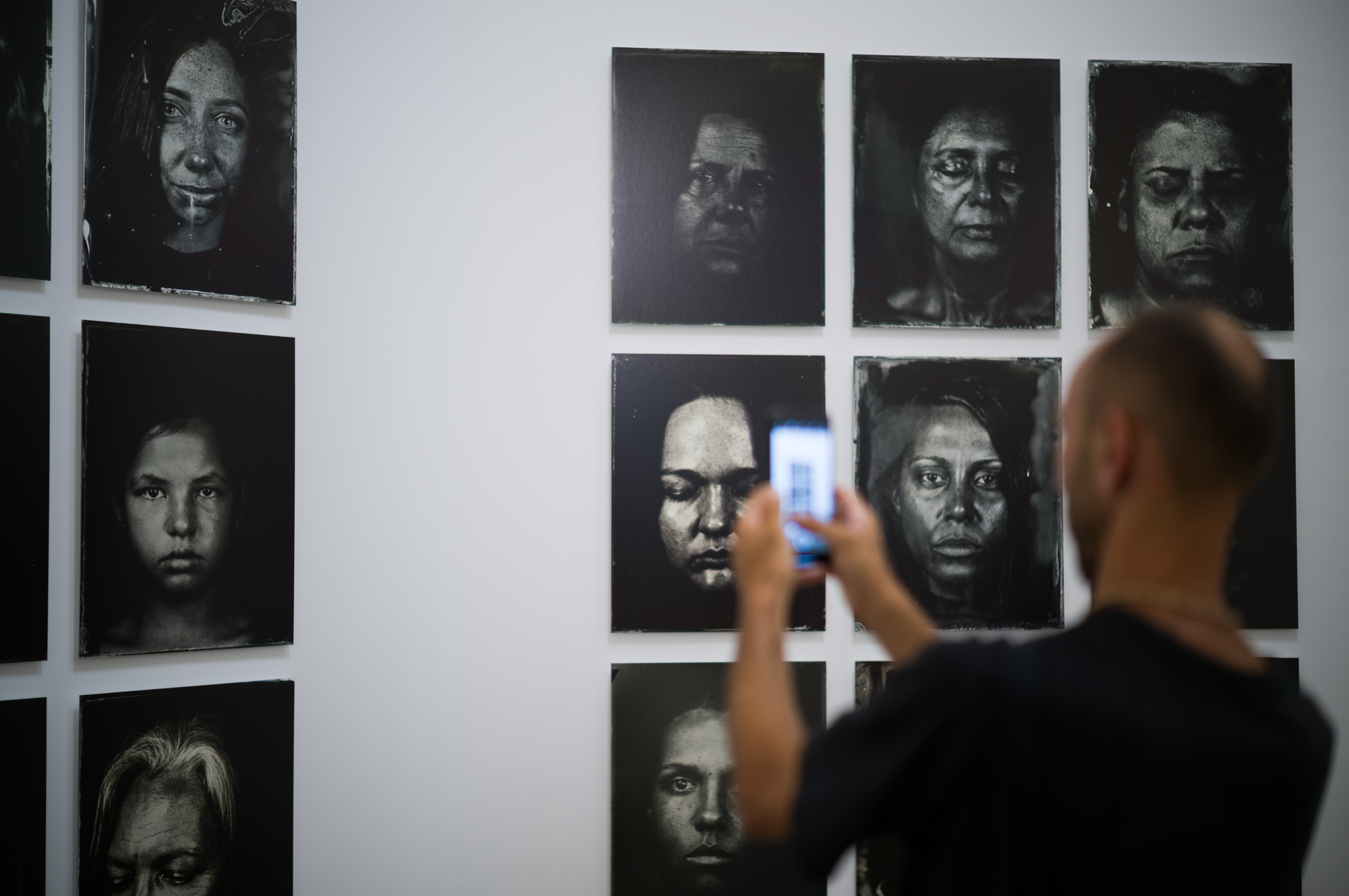 布蘭達・L・克羅夫特（Brenda L. Croft）的系列作品《Naabami (to see/seeing)，Barangaroo》，使用19世紀的「濕版攝影」拍攝當代澳洲原住民族的女性族長。這項攝影技術正是殖民時代被用來對原住民族進行人種誌檔案建檔、塑造單一歷史敘事的攝影手法。（攝影／黃世澤）