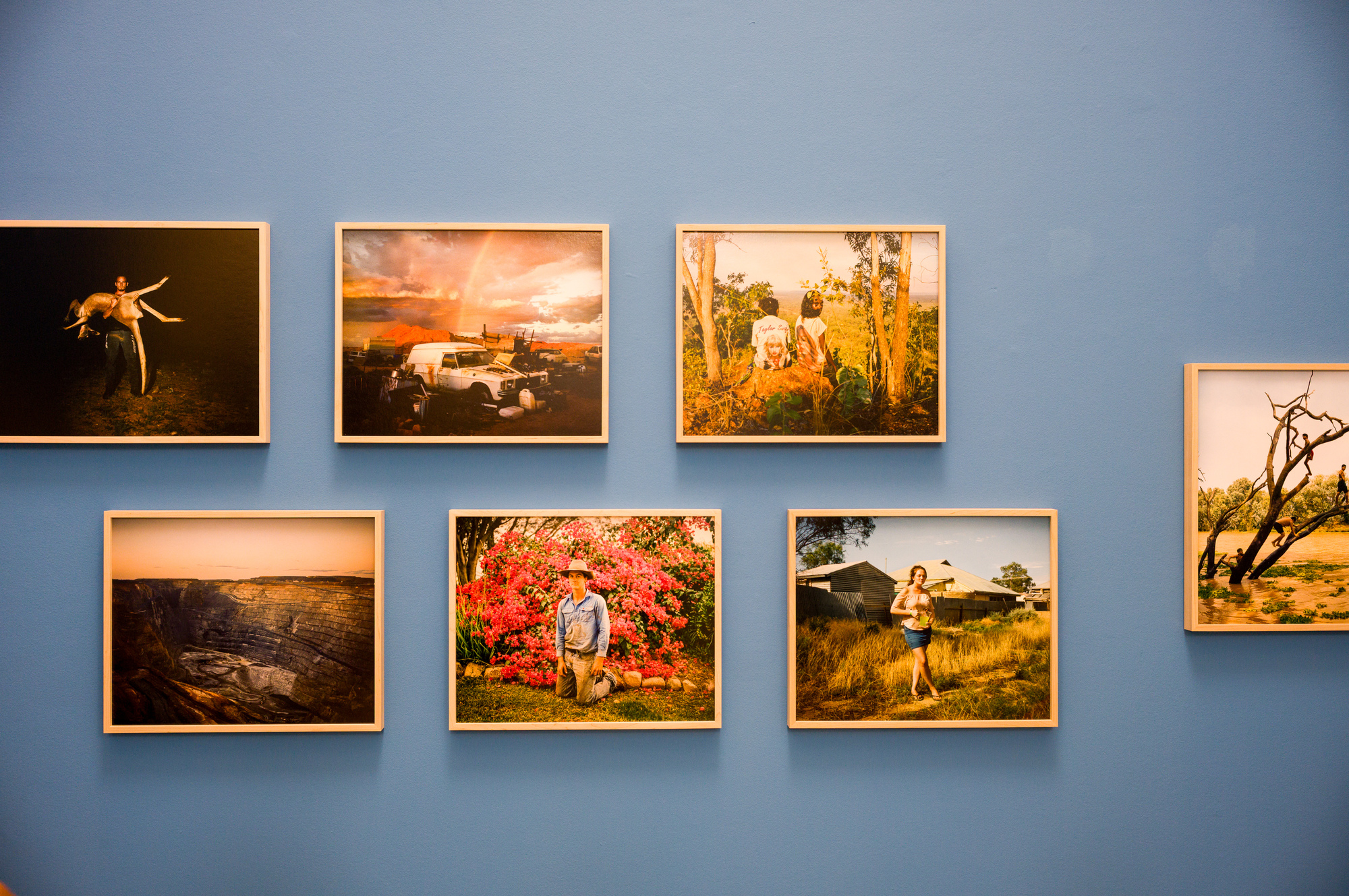 亞當·弗格森（Adam Ferguson）的作品《大天空》（Big Sky）拍攝澳洲的內陸地區。弗格森認為澳洲內陸在流行文化中常被神祕化和浪漫化，但現實卻遠比想像更為多元，作品試圖消除人們對「內陸」感傷和過時的敘述。（攝影／黃世澤）