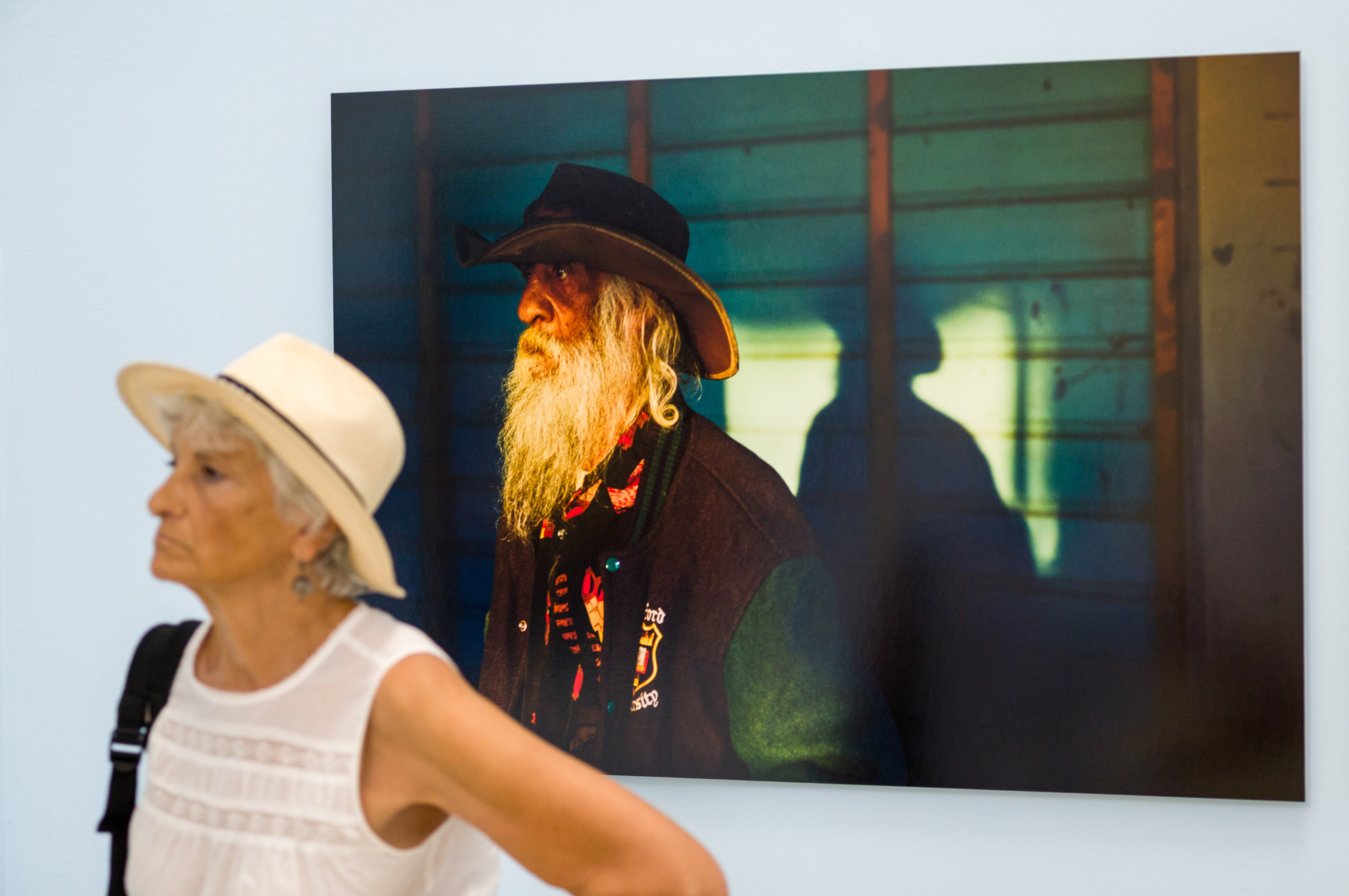 泰絲・史蒂文斯（Tace Stevens）系列作品《我們都曾是小男孩》（We Were Just Little Boys）回溯澳洲一段痛苦的歷史，從1924年到1970年間，澳洲政府實施種族主義的同化政策，強行將原住民幼童從原生家庭中帶走，以將他們與白人同化。該政策對帶來的創傷至今深刻影響著澳洲原住民。（攝影／黃世澤）