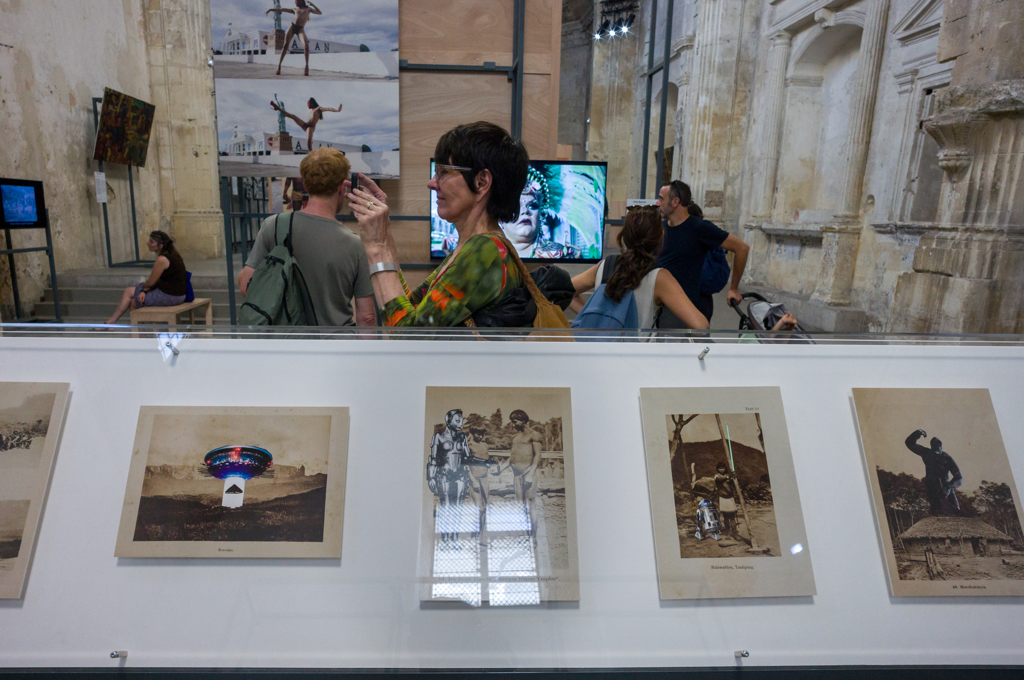 德尼爾森・巴尼瓦（Denilson Baniwa）作品《殖民虛構》（Colonial Fictions）將好萊塢電影中虛構的「外星入侵者」與歷史上真實存在的「殖民者」進行概念上的交換，迫使觀者反思誰才是真正的「異類」和「破壞者」。（攝影／黃世澤）