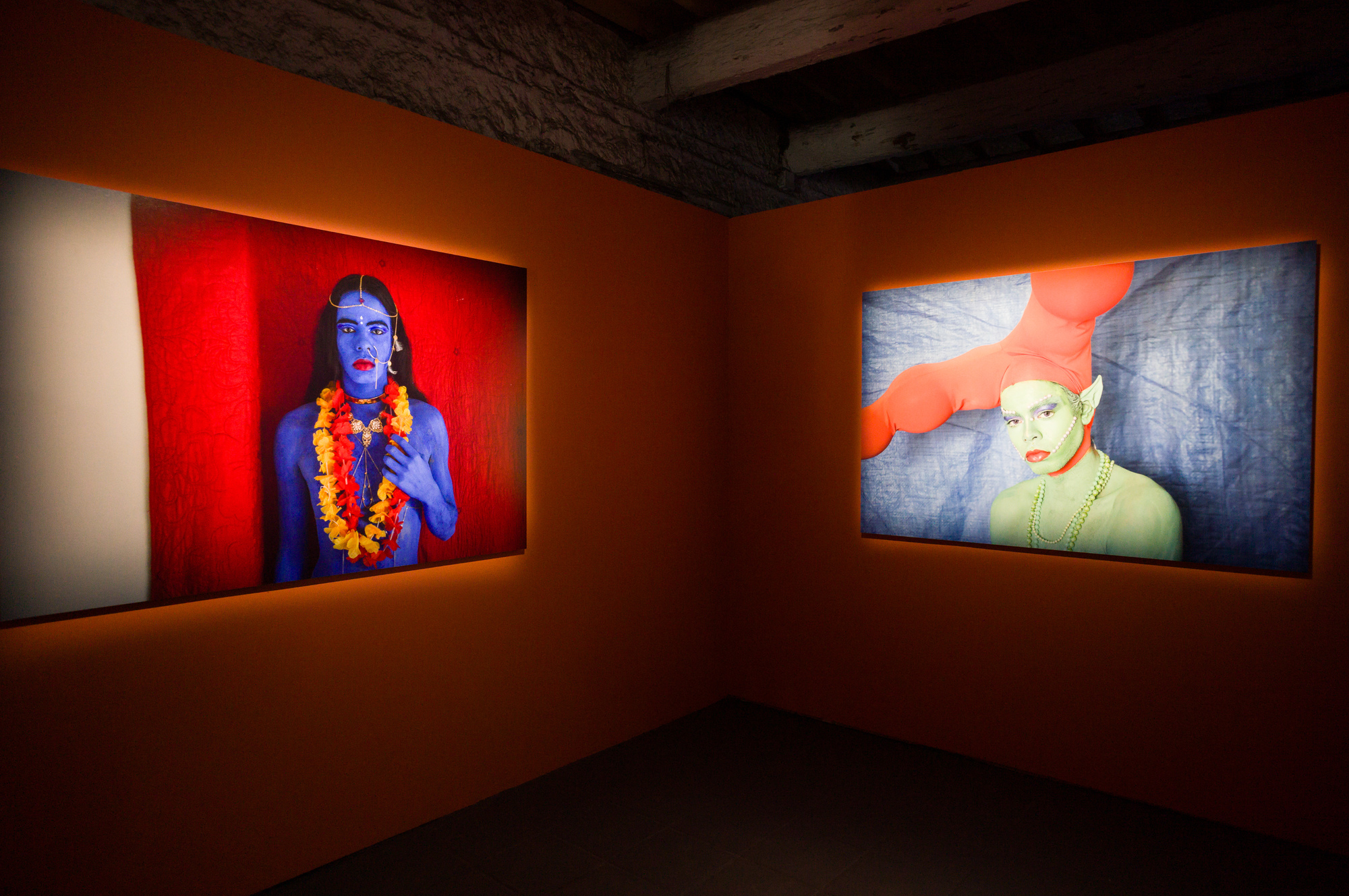 布蘭登・傑卡拉（Brandon Gercara）作品《海洋中的岩漿》（Magma in the Océan），以變裝的形式挑戰傳統，表現了對分、性別與全力的重新定義。（攝影／黃世澤）