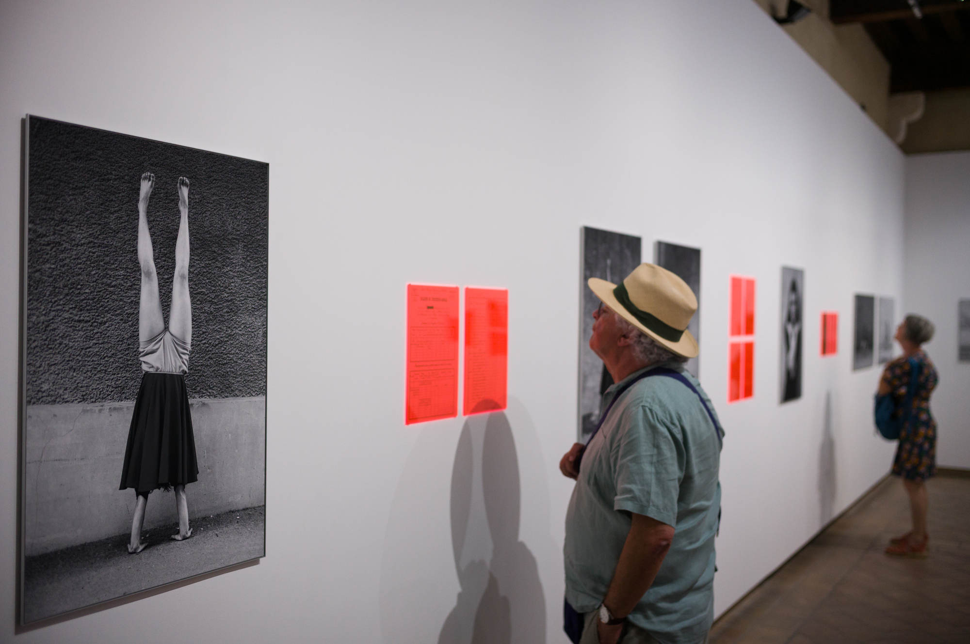 艾妮絲・喬芙赫雷（Agnes Geoffray）作品《他們偏離，他們堅持，他們轟鳴》（They Stray，They Persist，They Thunder）是基於對法國19世紀末至20世紀中「保育學校」（preservation schools）的檔案所進行的長期研究。這些學校是法國針對未成年少女的公共安置機構，收容那些被認定為「偏離常規」（deviant）或「不可教化」（uneducable）的女孩，她們因行為不符合當時社會和性別的道德規範而被監禁多年。喬芙赫雷以攝影重現描繪了當時反抗監禁或透過逃離來抵抗的女性形象。（攝影／黃世澤）