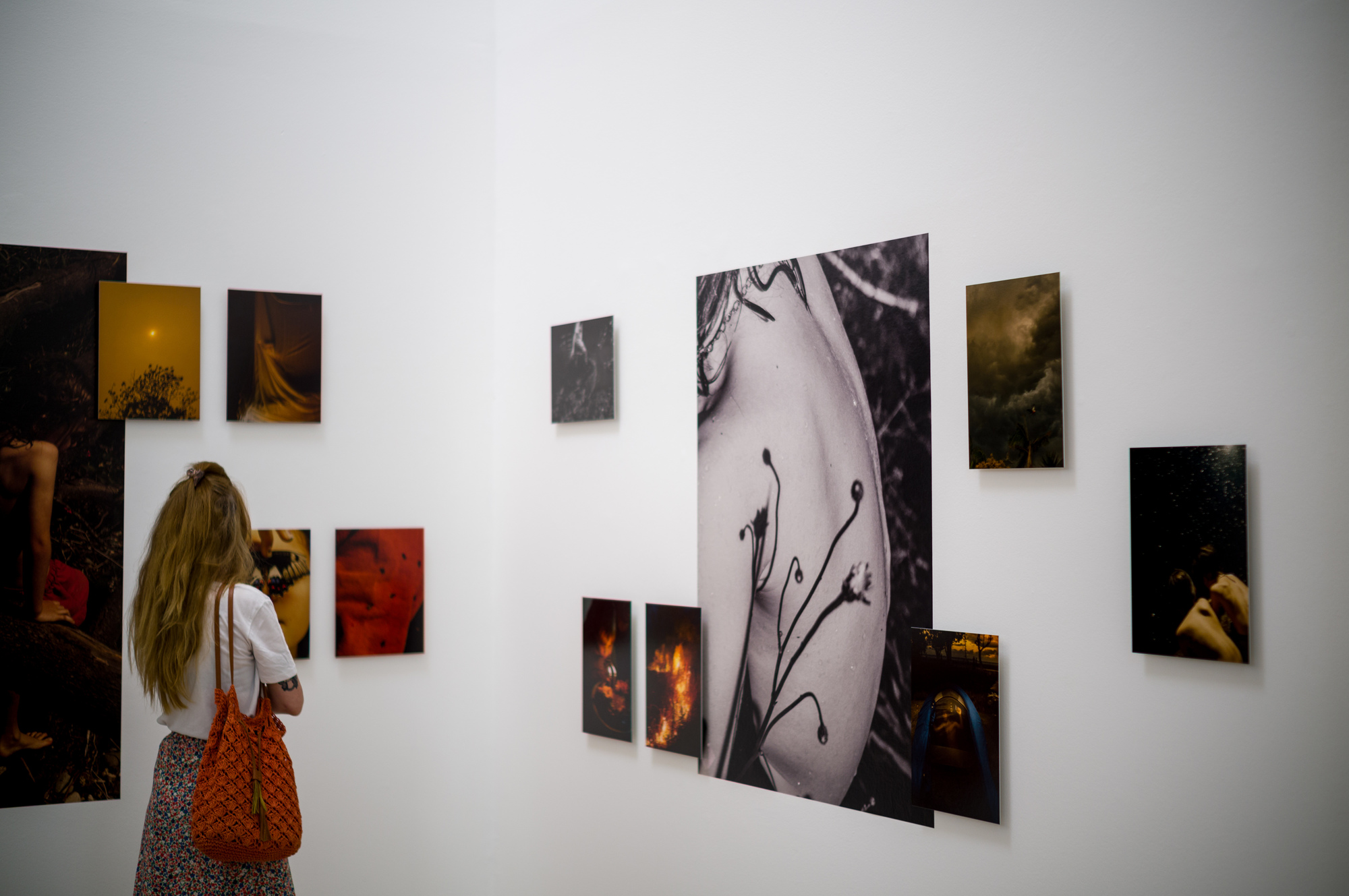 麗莎·索爾吉尼（Lisa Sorgini）的作品《叢林大火，洪水系列》（The Bushfire, the Flood series）拍攝澳洲幾乎每年夏季都會肆虐的叢林大火和隨之而來的毀滅性洪水，探討氣候危機所來的極端天氣對澳洲的影響。（攝影／黃世澤）