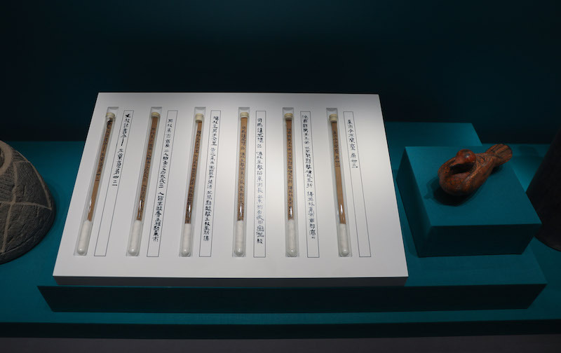 王杖诏书令册简（左）与彩绘漆木鸠（右），武威市博物馆藏