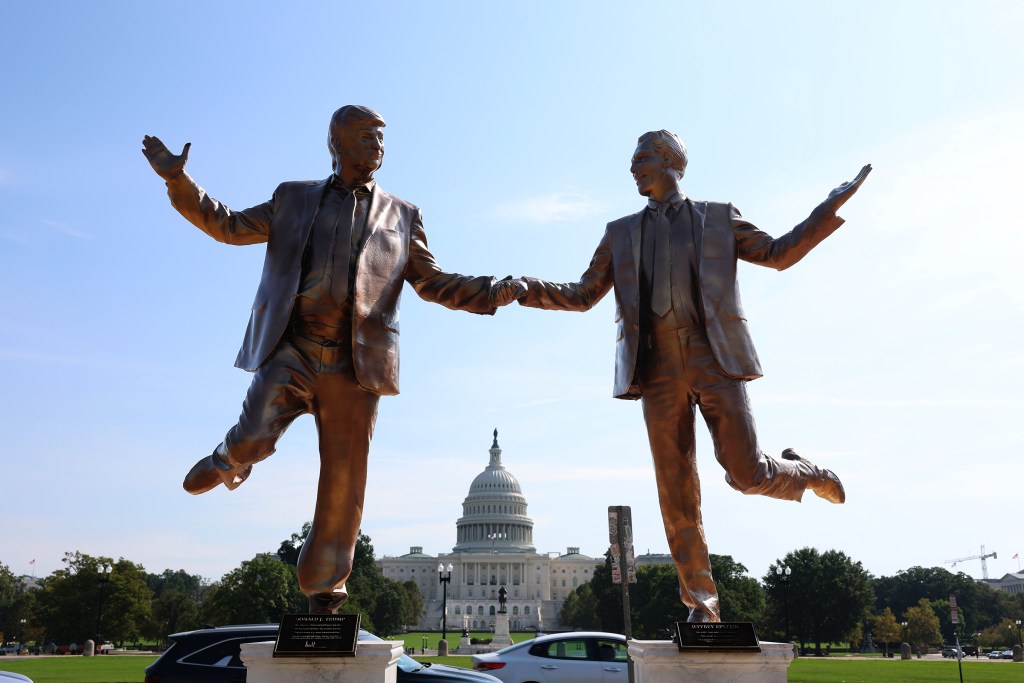 一座美国总统唐纳德·特朗普和被判犯有性犯罪的杰弗里·爱泼斯坦牵手雕像于9月23日星期二神秘地出现在华盛顿特区的国家广场。这座匿名纪念碑被誉为对两人在“友情月”期间密切联盟的幽默致敬,此前几周,国会民主党人公布了一本据称是在爱泼斯坦2003年50岁生日时赠送给他的生日剪贴簿。