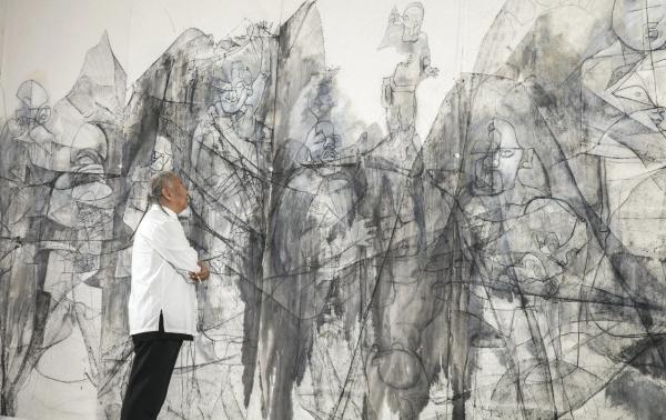 晚年石虎在其13米多长的巨幅纸本水墨《十八罗汉》前