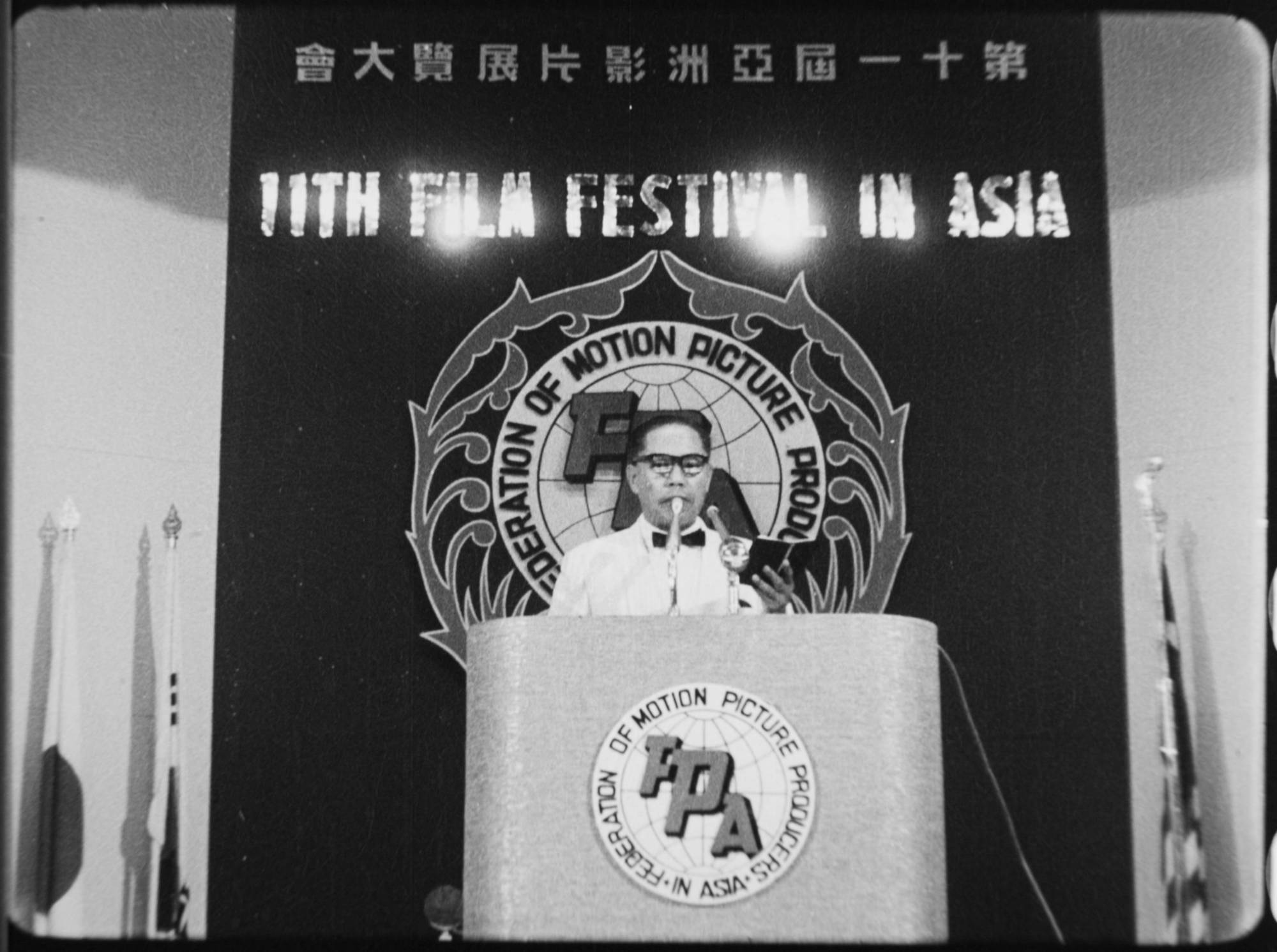 第11屆亞洲影展由台北首次主辦，主席龔弘於閉幕典禮致詞。《台影新聞片第541輯：亞洲影展頒獎》截圖。（圖片提供／國家影視聽中心）