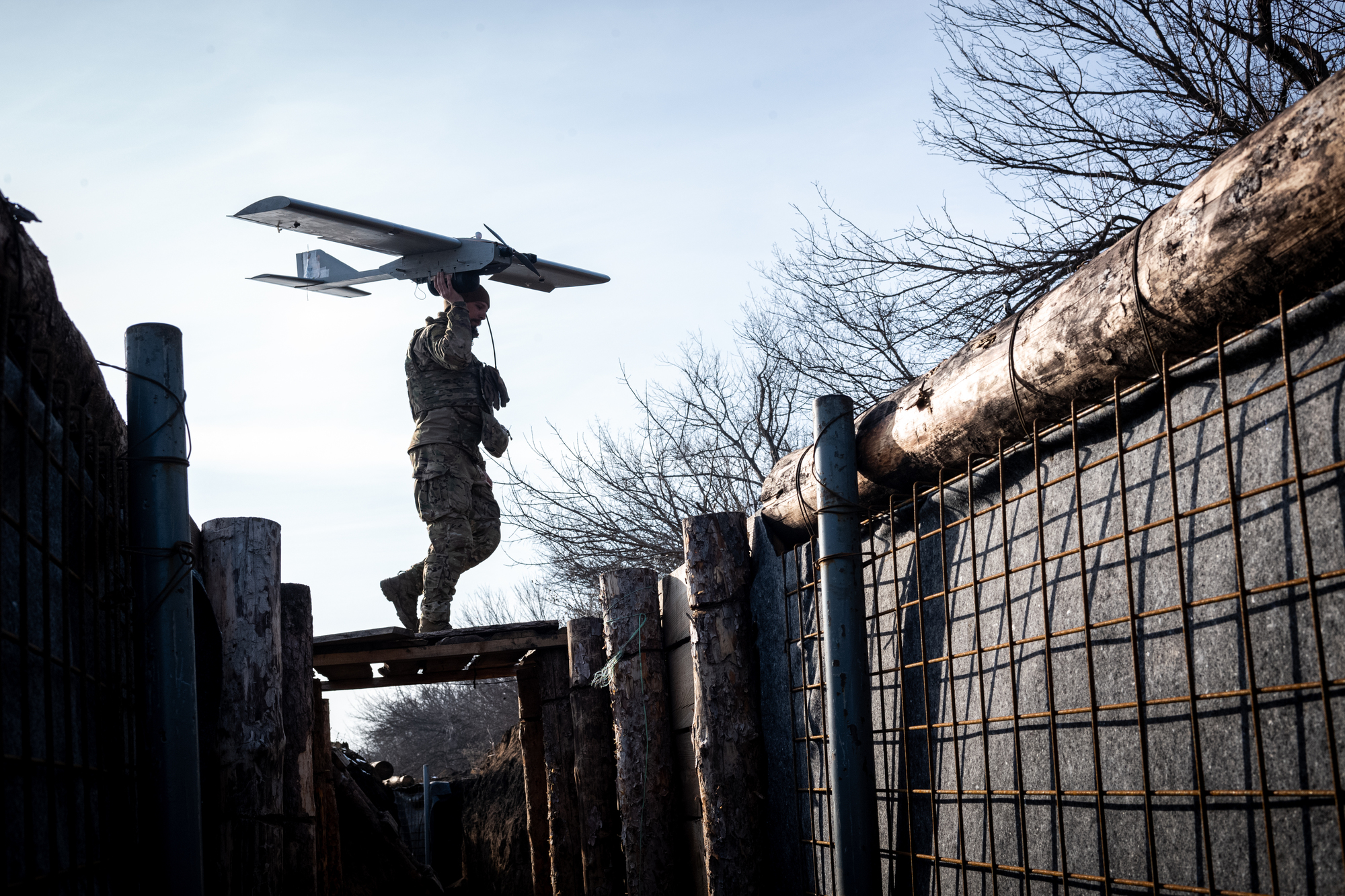 2025年2月12日，烏克蘭陸軍第3獨立突擊旅的無人機操作員在哈爾基夫州（Kharkiv oblast）伊久姆（Izium）農村附近前線的陣地工作。（攝影／Wolfgang Schwan／Anadolu via Getty Images）