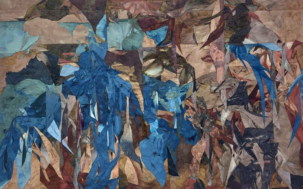 Installation view of Nour Jaouda, “How do we carry the endless blue?” (2025), hand-dyed cotton canvas, steel (all photos Anna Souter/) 努尔·贾乌达（Nour Jaouda）作品“我们如何承载无尽的蓝色？”（2025）的装置图，手工染色棉帆布，钢（所有照片均由 Anna Souter/Hyperallergic 提供