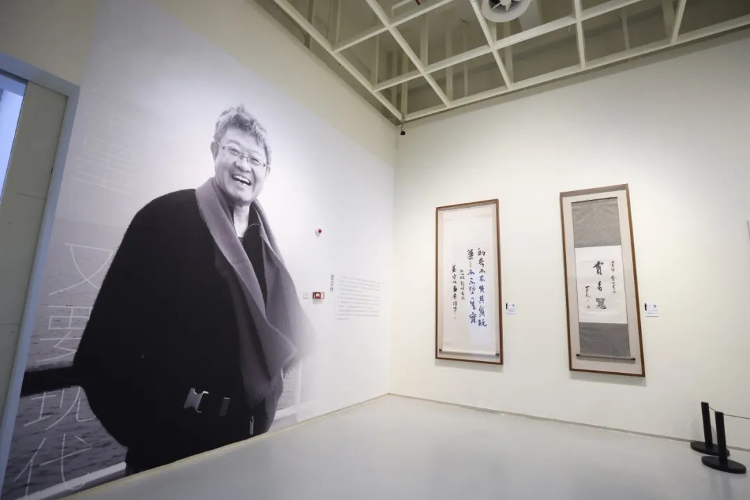 展览现场入口处，陆俨少、李可染题字