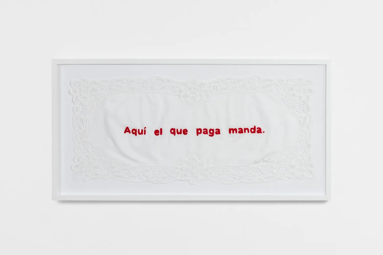 Translation: “Here，the one who pays，rules.” One of several hand-embroidered textiles from Elina Chauvet’s ongoing Heridas Domesticas (Domestic Wounds) (2023–) series.