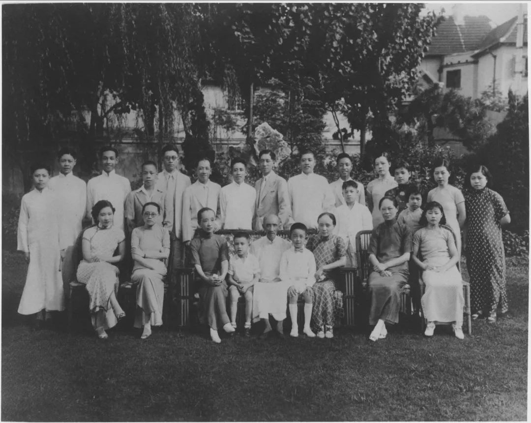 贝氏家族于上海福开森路（现武康路），贝祖诒住宅（属中国银行所有）的花园中合照 后排：贝聿铭（左三）、贝祖诒（左六），坐者：贝聿铭祖父贝理泰（左五），1935年 © 版权所有，由贝洽提供