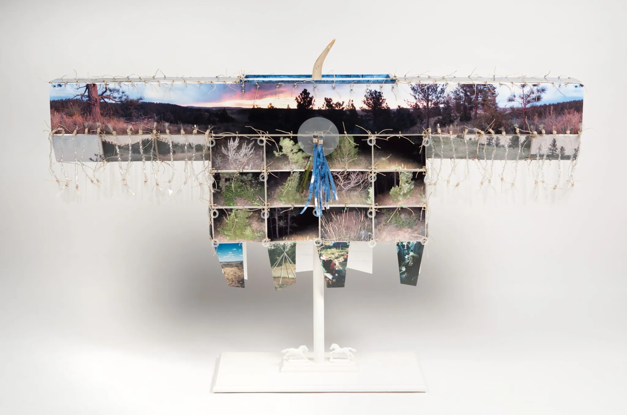 Bently Spang (Plains，Northern Cheyenne)，“Modern War Series: War Shirt #3，The Great Divide” (2006)，photographs，hemp，glass beads，wood，UV resistant plastic，reservation deer horn (photo by Peter Jacobs，courtesy Zimmerli Art Museum)