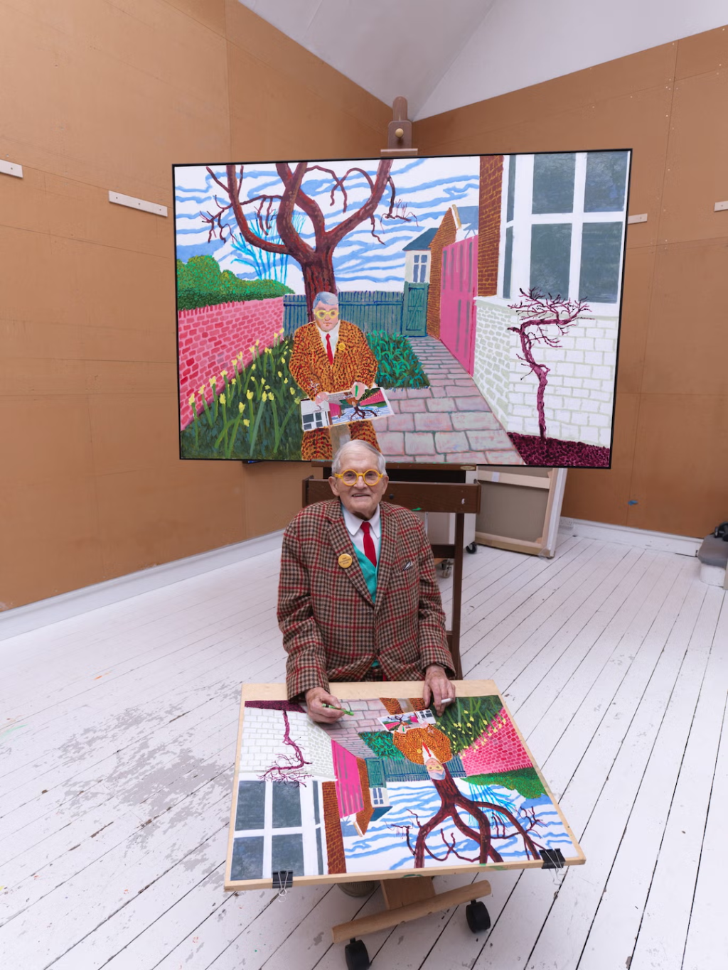 手指夹着香烟的大卫·霍克尼（图片据英国《独立报》）