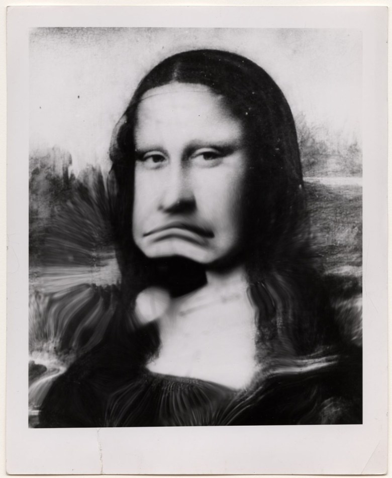 Weegee，“Mona Lisa distortion” (c. 1958)，photograph