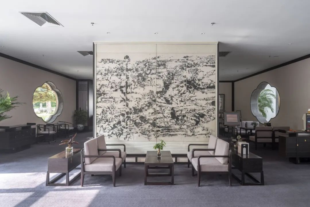 赵无极的水墨画装设在香山饭店（1979–1982）四季庭大堂旁的房间中，北京，2021 年。由田方方拍摄