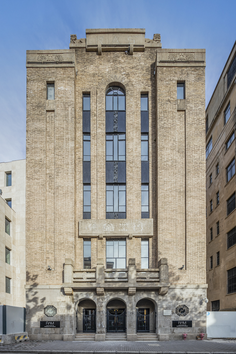 上海外滩美术馆建筑外观。美术馆位于一栋始建于1932年的装饰艺术风格的历史保护建筑内。
