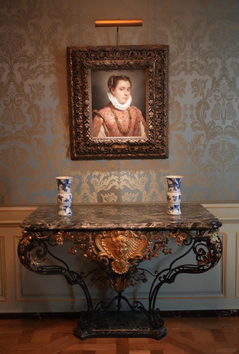 The newly donated “Portrait of a Woman” (c. 1575) by Giovanni Battista Moroni hangs in the renovated galleries (photo Hrag Vartanian/Hyperallergic)
