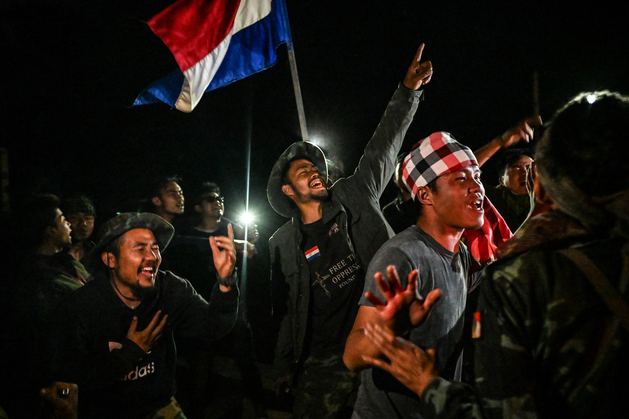 2024年2月14日，緬甸克耶邦（Kayah State）夏道（Shadaw），27歲的克倫族國防軍（Karenni Nationalities Defence Force）指揮官Khu Reedu（中）與戰士一同慶祝攻下政府軍基地。（攝影／Ye Aung Thu）