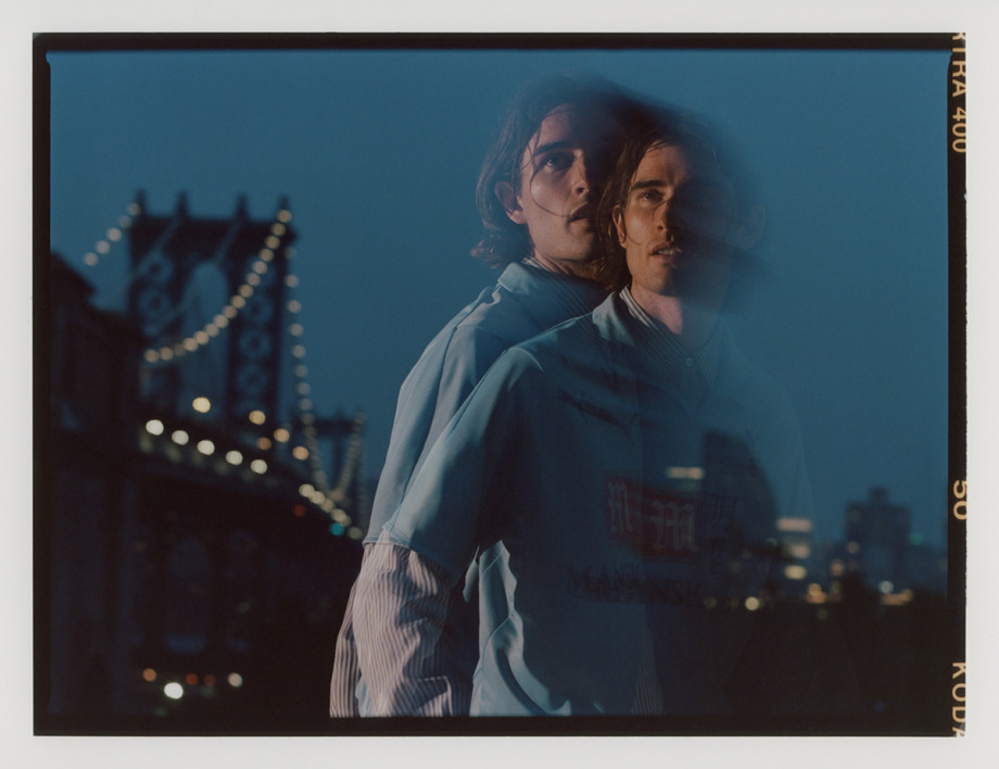 世界的親密和疏離 攝影師 Wade Schhaul 的作品，以獨特的視覺溫暖和親密感為特徵。為了創造出既個性化又永恆的影像，並對光線、色彩和紋理保持敏銳的敏感性，攝影師致力於與主體建立真實的聯繫，以便自然地發展細微的差別