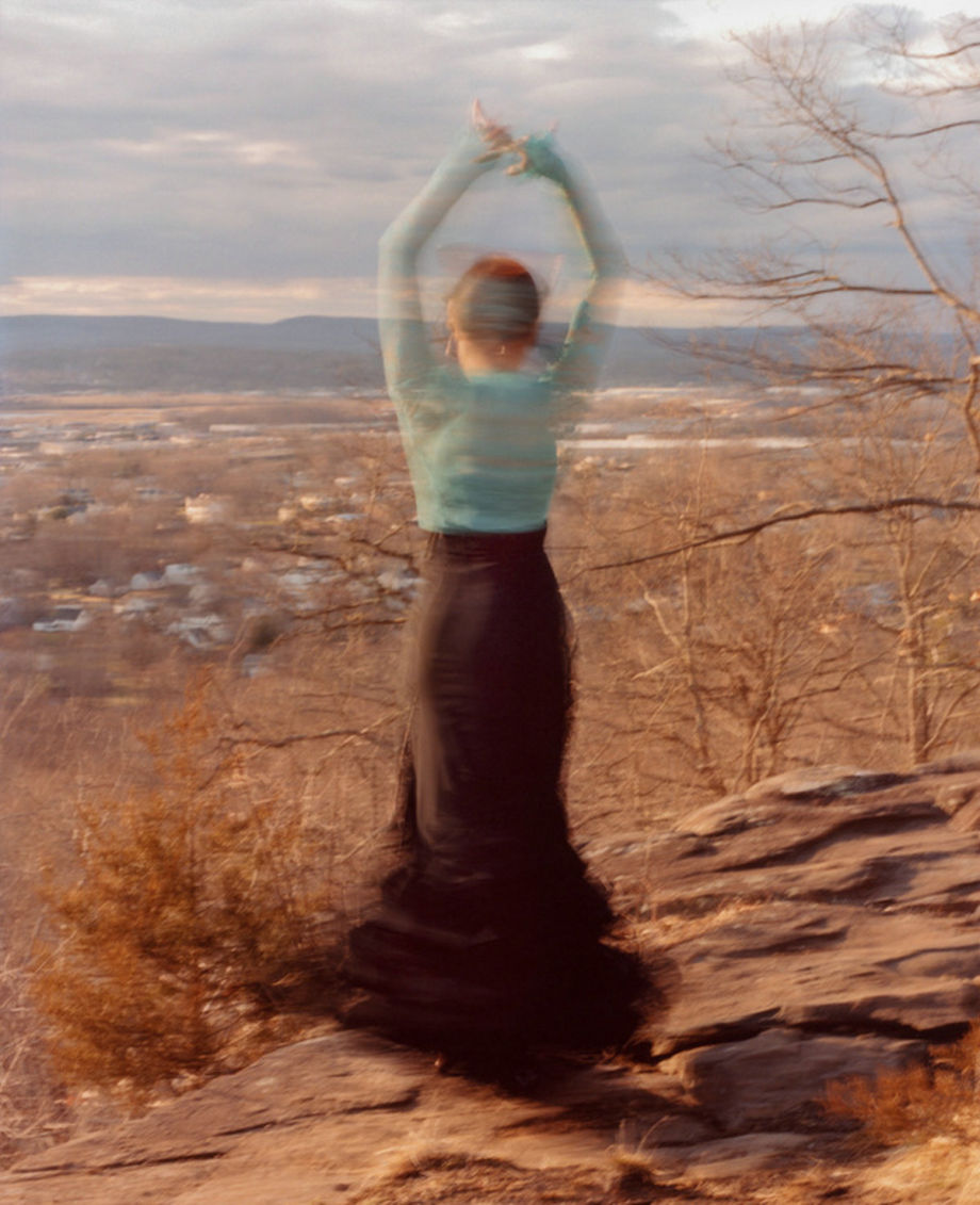 世界的親密和疏離 攝影師 Wade Schhaul 的作品，以獨特的視覺溫暖和親密感為特徵。為了創造出既個性化又永恆的影像，並對光線、色彩和紋理保持敏銳的敏感性，攝影師致力於與主體建立真實的聯繫，以便自然地發展細微的差別