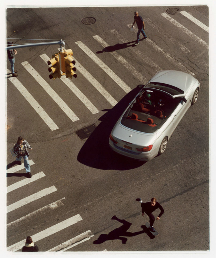 世界的親密和疏離 攝影師 Wade Schhaul 的作品，以獨特的視覺溫暖和親密感為特徵。為了創造出既個性化又永恆的影像，並對光線、色彩和紋理保持敏銳的敏感性，攝影師致力於與主體建立真實的聯繫，以便自然地發展細微的差別