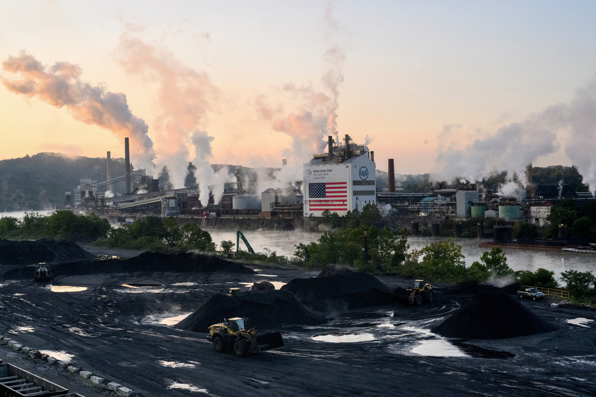 2024年9月9日，位於美國賓夕法尼亞州克萊頓（Clairton）的美國鋼鐵公司（U.S. Steel）焦化廠。在川普的對等關稅風暴中，積極與白宮交涉的日本政府，也持續就日本製鐵收購美國港鐵、這一遭到美國兩黨反對的跨國併購案與川普談判。（攝影／Justin Merriman／Bloomberg via Getty Images）