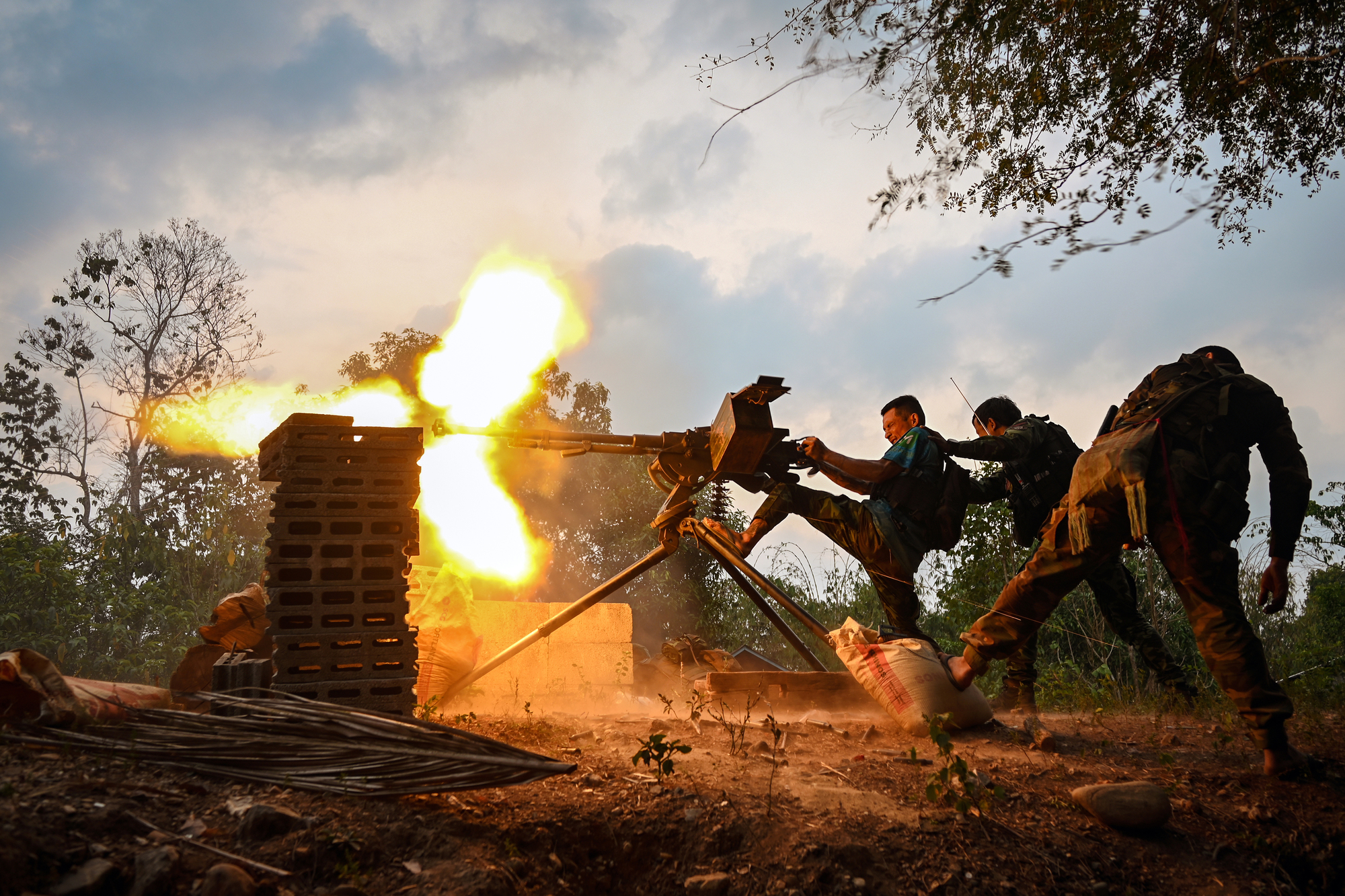 2024年4月21日，克倫邦（Kayin State），克倫民族解放軍（Karen National Liberation Army）和特種作戰部隊向政府軍使用重型機關槍。（攝影／Ye Aung Thu）