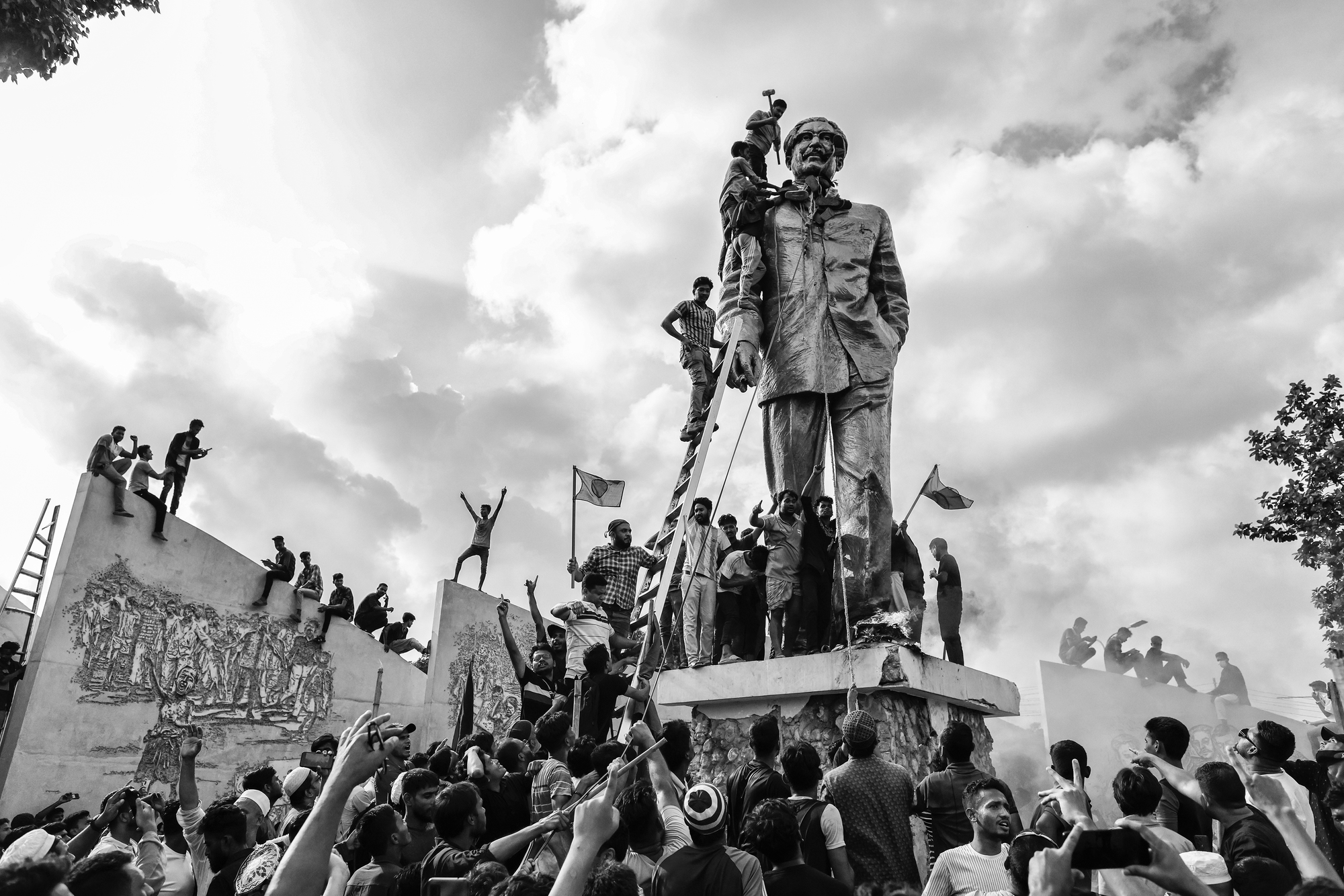 2024年8月5日，孟加拉達卡（Dhaka），抗議者摧毀前總統拉曼（Sheikh Mujibur Rahman）雕像。他的女兒、總理哈希納（Sheikh Hasina），在動亂後宣布下台。（攝影／Suvra Kanti Das／The Daily Prothom Alo）
