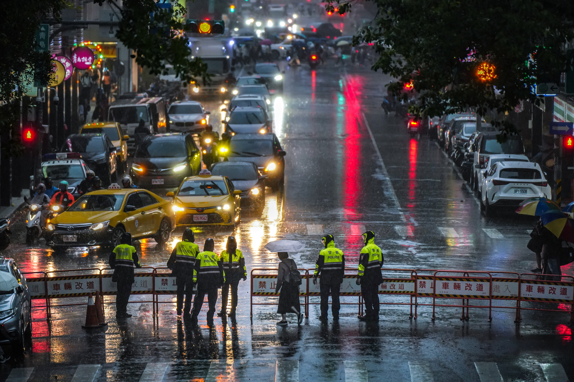 許恩恩以感官陰性的「女書」語言風格，巧妙地將後來的「我們」鑲嵌進各種「公」：公家、公部門、公領域、公共事務，填補了現實與理想、收編與抗拒間開闊的空白地帶、秩序的夾縫。圖為示意情境。（攝影／陳曉威）