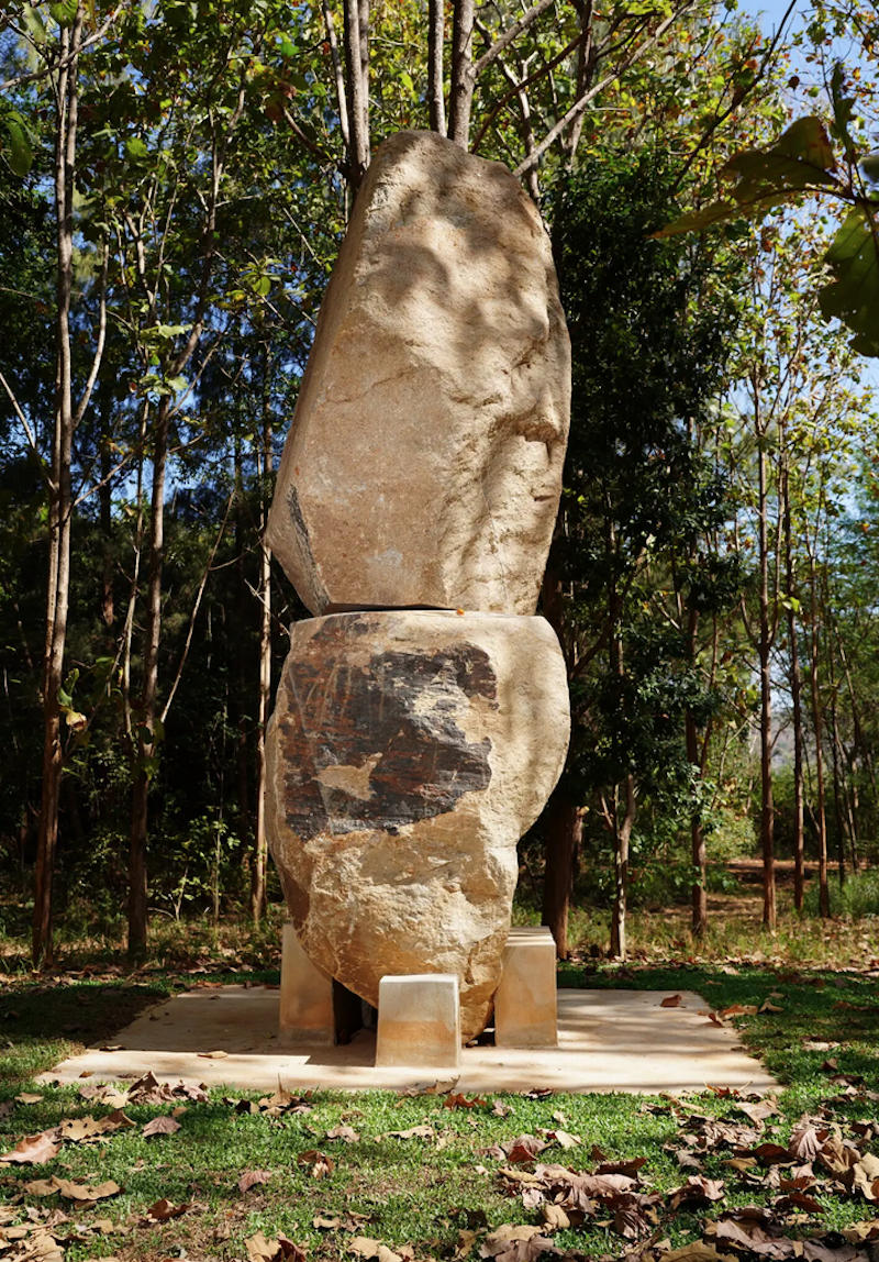 意大利艺术家弗朗切斯科·阿雷纳（Francesco Arena）以两块就地取材的巨石创作的《上帝》（2024年）