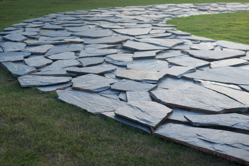 英国大地艺术先驱理查德·朗在考艾艺术森林创作的《马德里圆环》（1986年）