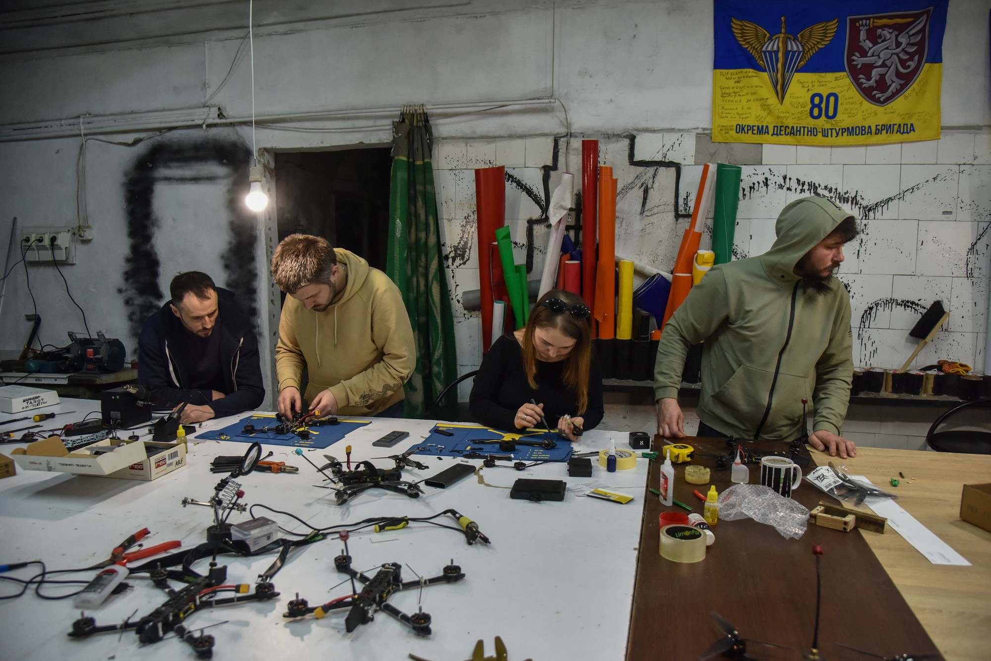 雖然無人機的戰術價值已被看見，但烏克蘭仍持續面對著資源不足的挑戰。2024年2月29日，志工組織在利維夫（Lviv）為烏克蘭軍隊組裝FPV無人機。（攝影／Pavlo Palamarchuk／SOPA Images／LightRocket via Getty Images）