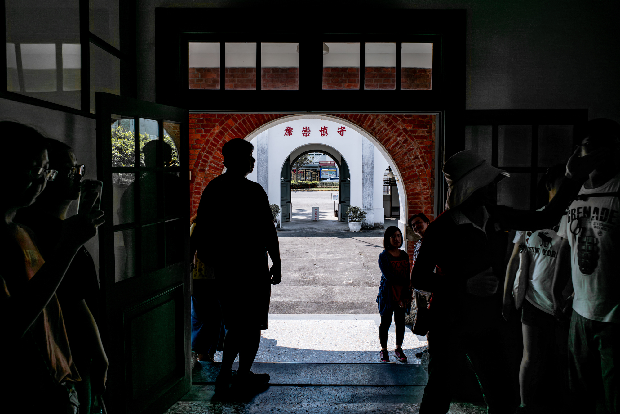 參觀嘉義舊監獄的民眾由志工定時導覽認識監獄的歷史，也透過志工之口聽聞監獄管理的軼聞故事。（攝影／陳曉威）