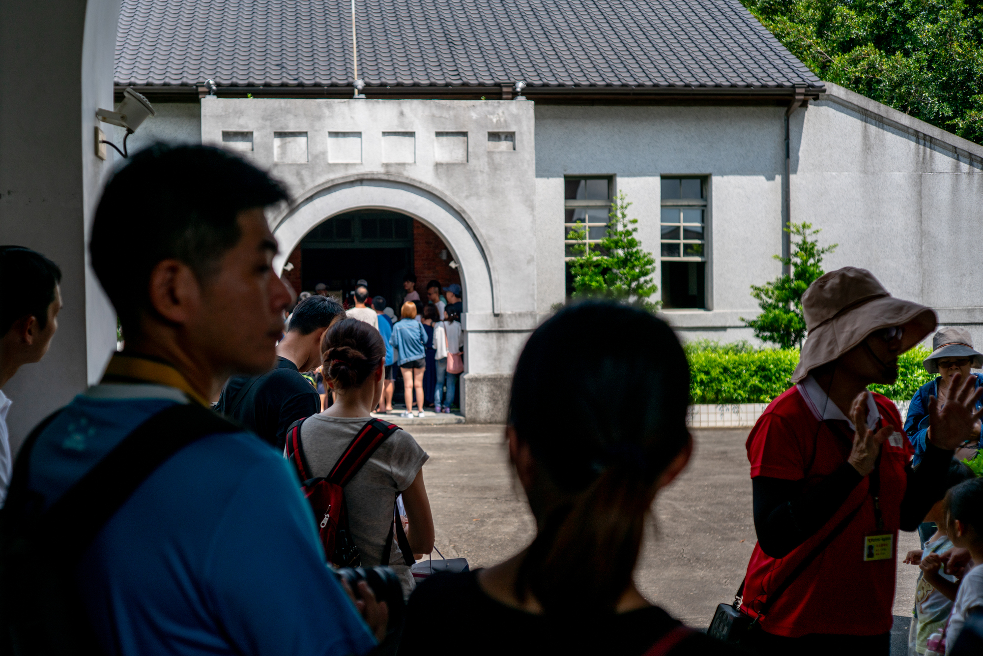 志工帶領民眾在舊監獄內的不同地點進行解說，不同志工可能會有不同的解說內容。（攝影／陳曉威）
