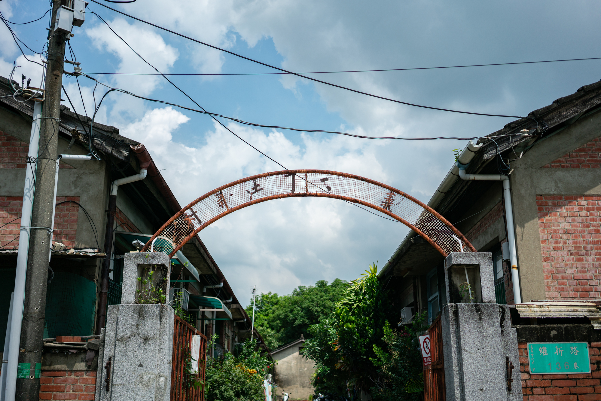 作為監獄職員宿舍的嘉義第二司法新村，建築物群透過木作復原。（攝影／陳曉威）
